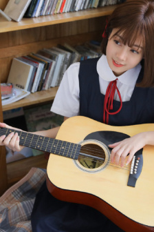 不扣纽扣的女孩
